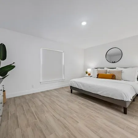 New! Few Minutes To Downtown, 10 To The Beach!